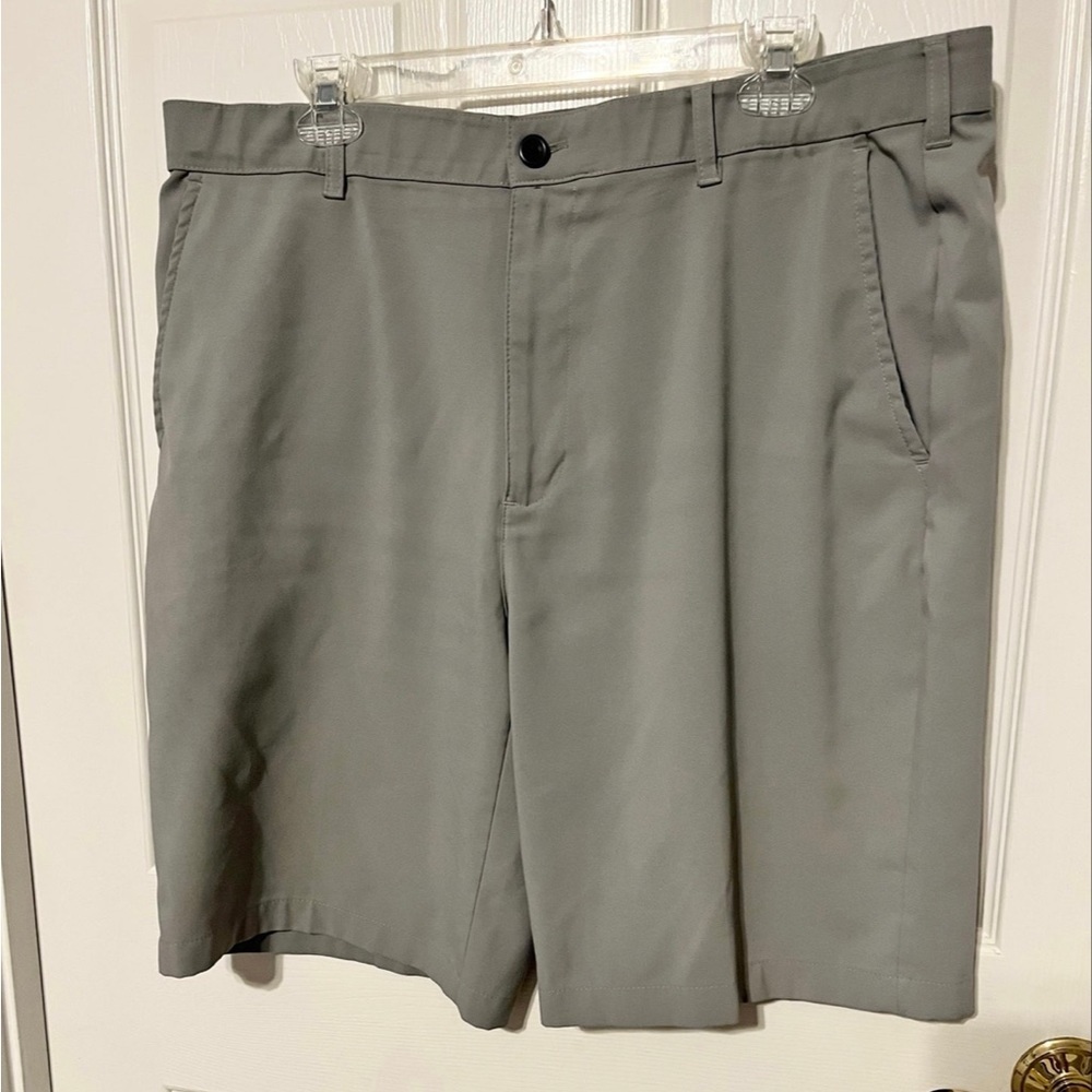 Izod grey Golf Shorts men’s Size 38 EUC